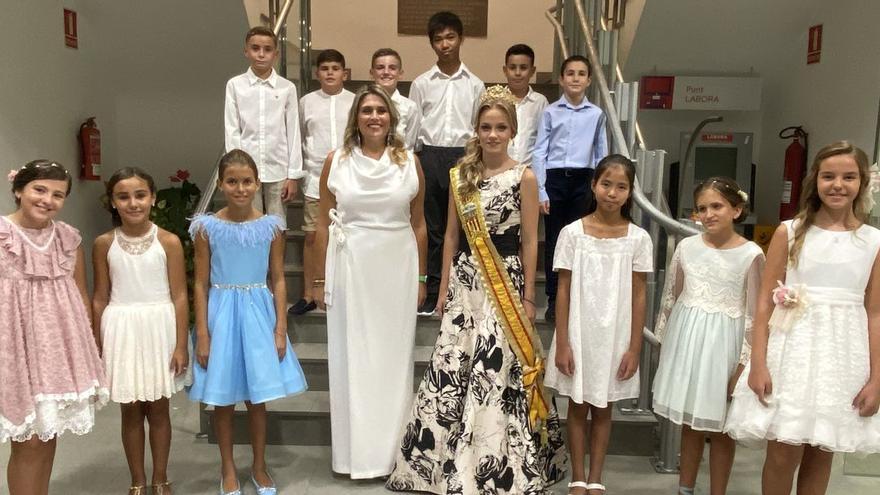 La alcaldesa de Vall d’Alba, Marta Barrachina, junto a la reina de las fiestas y su corte de honor infantil, en el acto celebrado en la plaza Mayor de la localidad.