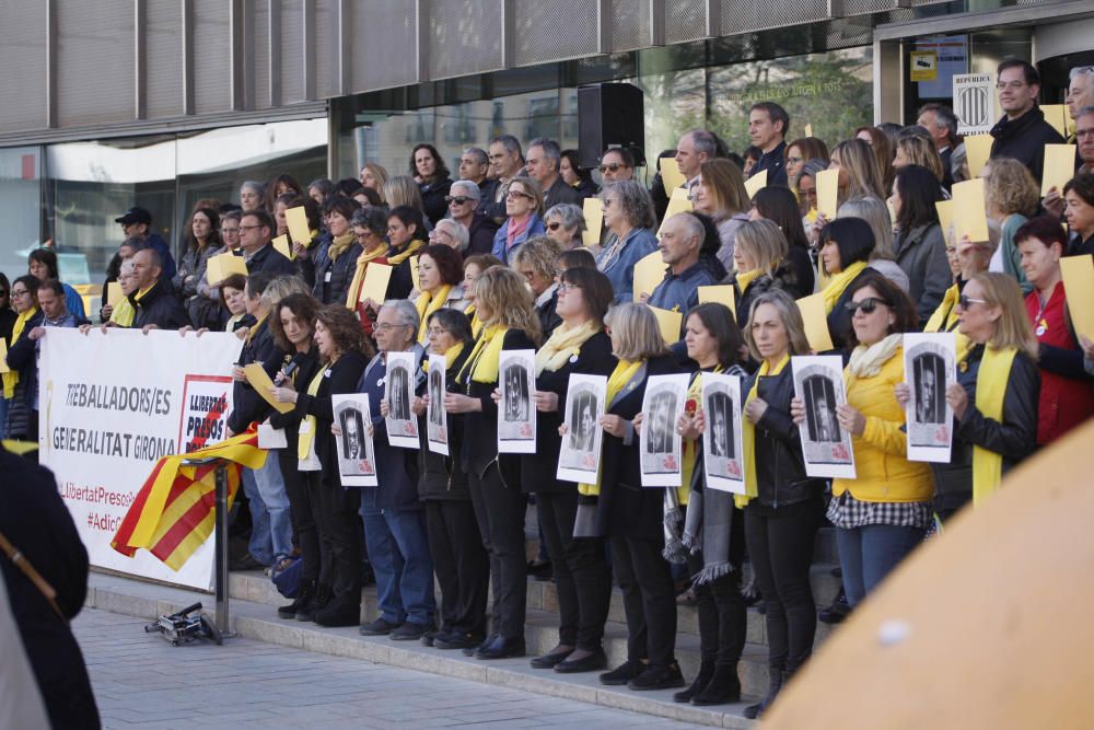 Els treballadors de la Generalitat de Girona fan un minut de silenci per protestar contra la repressió de la JEC