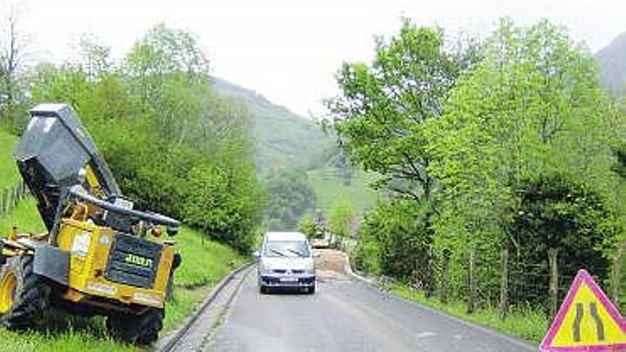 Obras de mejora de la carretera de acceso a La Molina, en Cabrales.