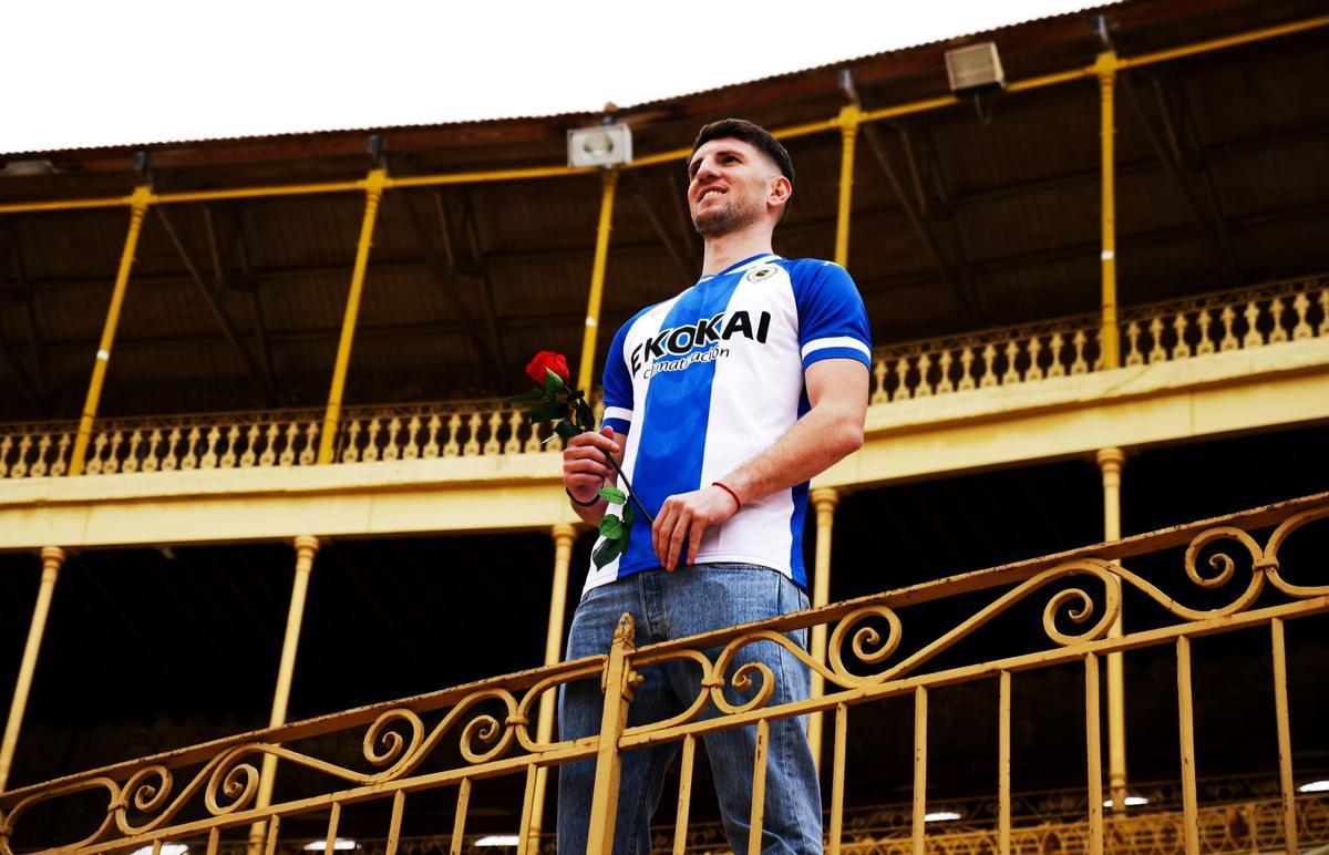 Alberto Toril posa con la camiseta del Hércules en la Plaza de Toros de Alicante.