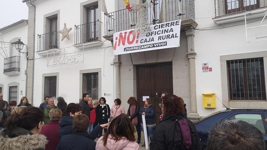 Los vecinos de Torrecampo exigen que no se cierre una sucursal bancaria