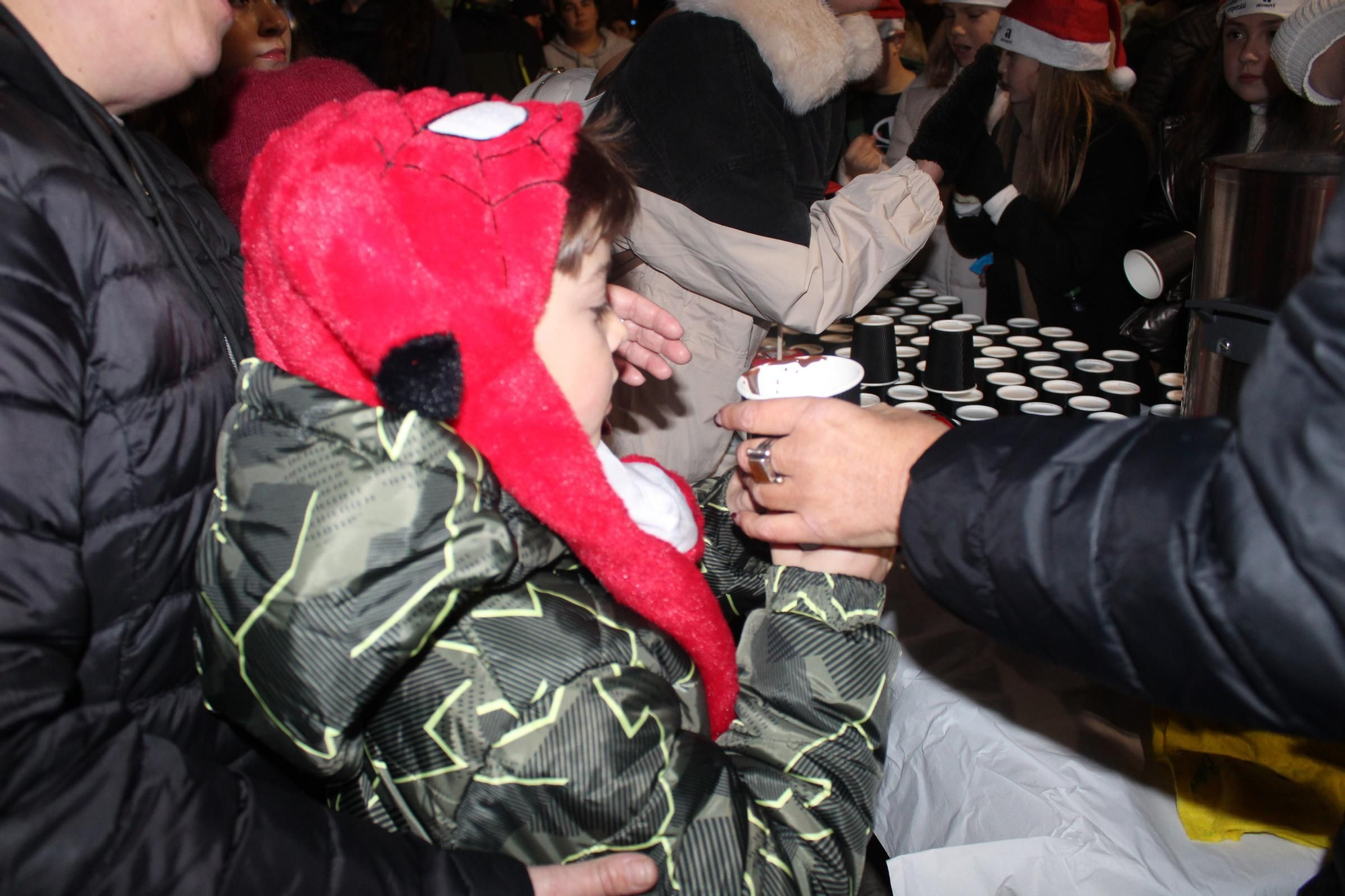 Villaviciosa 'descorcha' la Navidad con un brindis multitudinario