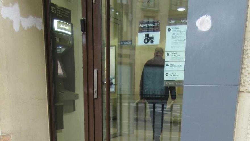 La oficina de Liberbank atracada en Cangas de Onís recupera la normalidad
