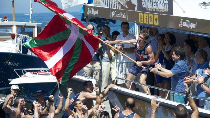 La tripulación de Urdaibai Avia celebra ayer la consecución de la XXXIV Bandera de Zarautz. // Liga San Miguel