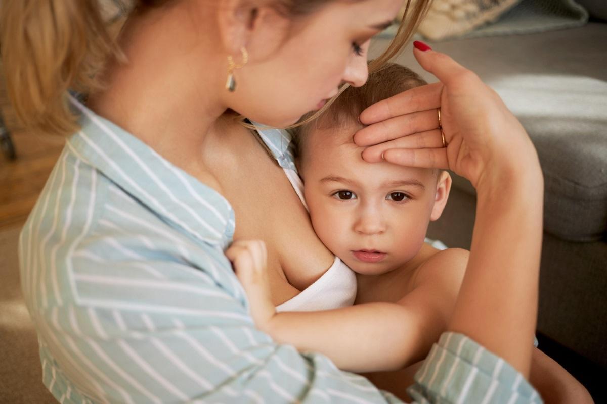 Niño enfermo con fiebre