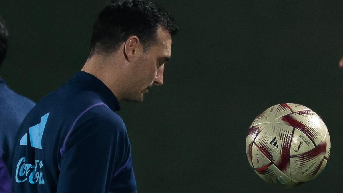 Scaloni, en un entrenamiento con la selección argentina en Doha.