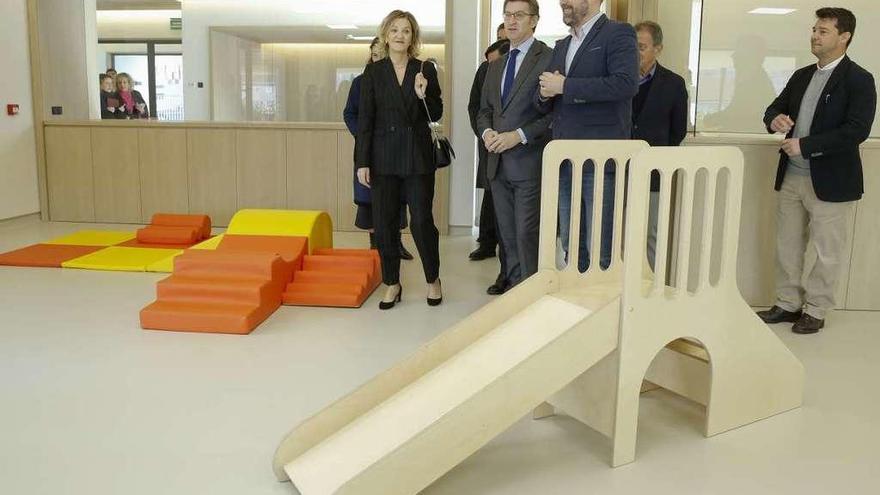 Flora Pérez, Núñez Feijóo y Martiño Noriega, ayer, en las instalaciones de la escuela.