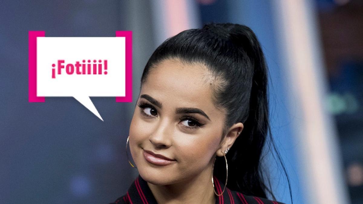 Becky G, sin gota de maquillaje, gafas y moño, nos representa