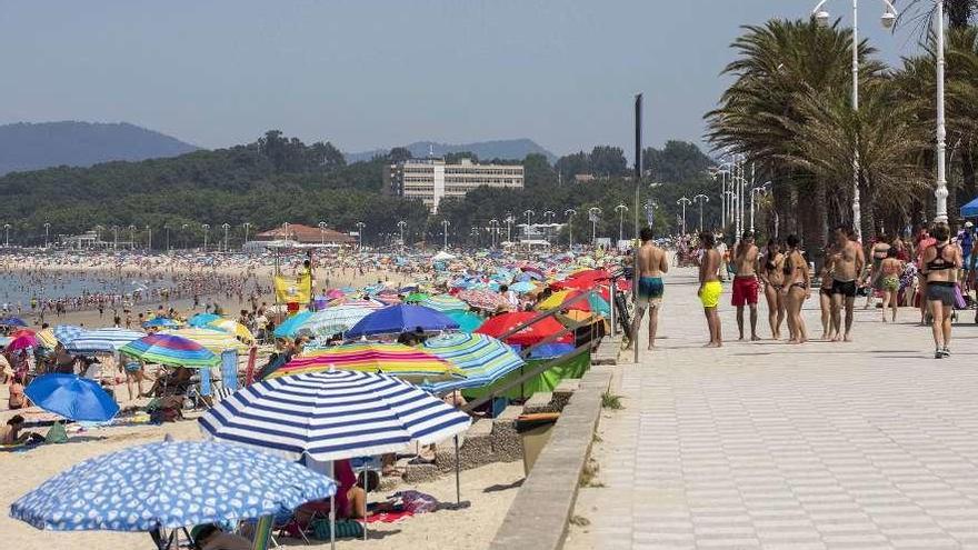 El calor llena las playas, como ayer, en Samil. // Cristina Graña