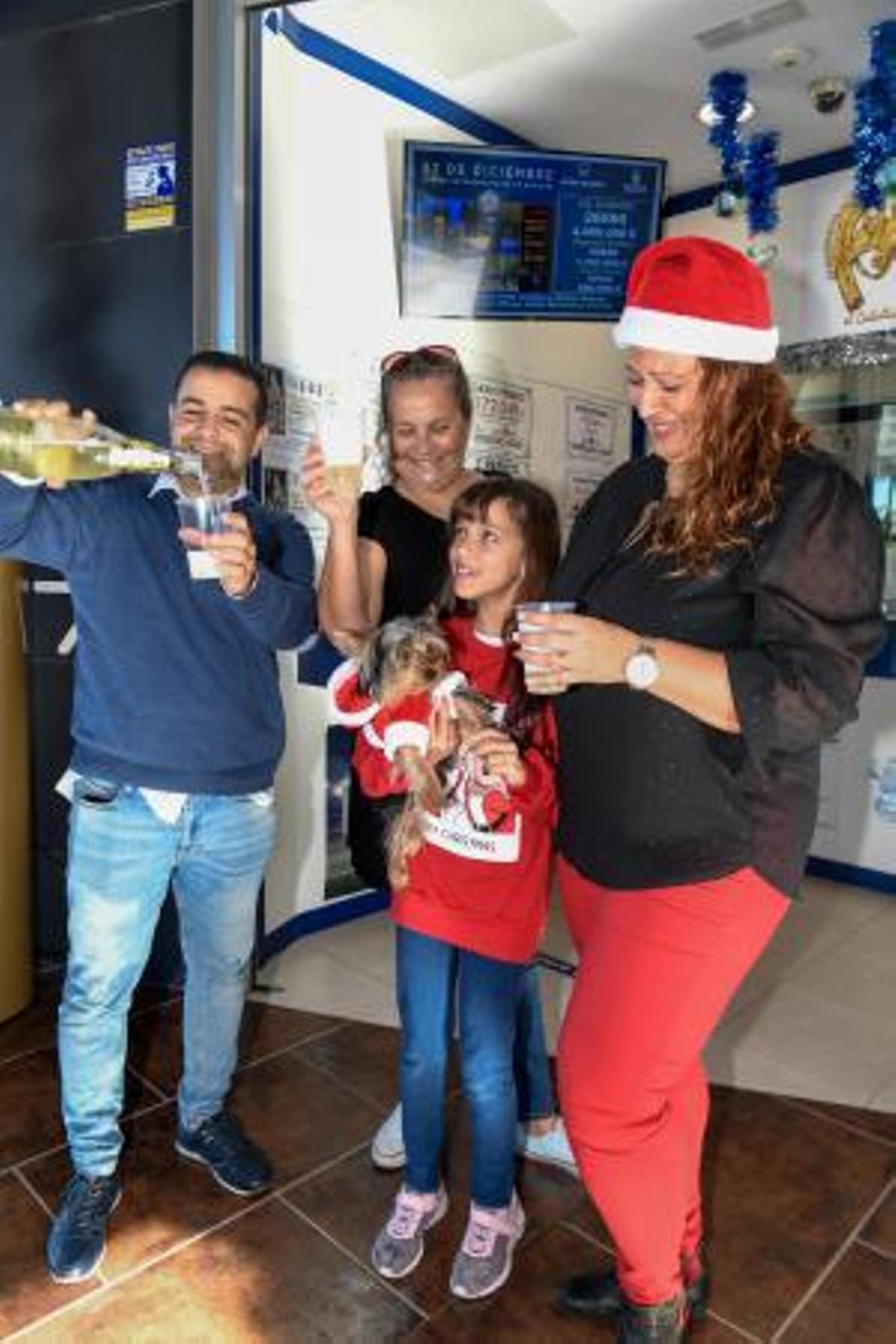22-12-19  GRAN CANARIA. ZONA SUR. SAN BARTOLOME DE TIRAJANA. Seguimiento de la Loteria de Navidad en la Zona Sur, en la foto la Administracion de Loteria del Centro Comercial El Tablero que dio un 5º Premio. Fotos: Juan Castro.  | 22/12/2019 | Fotógrafo: Juan Carlos Castro