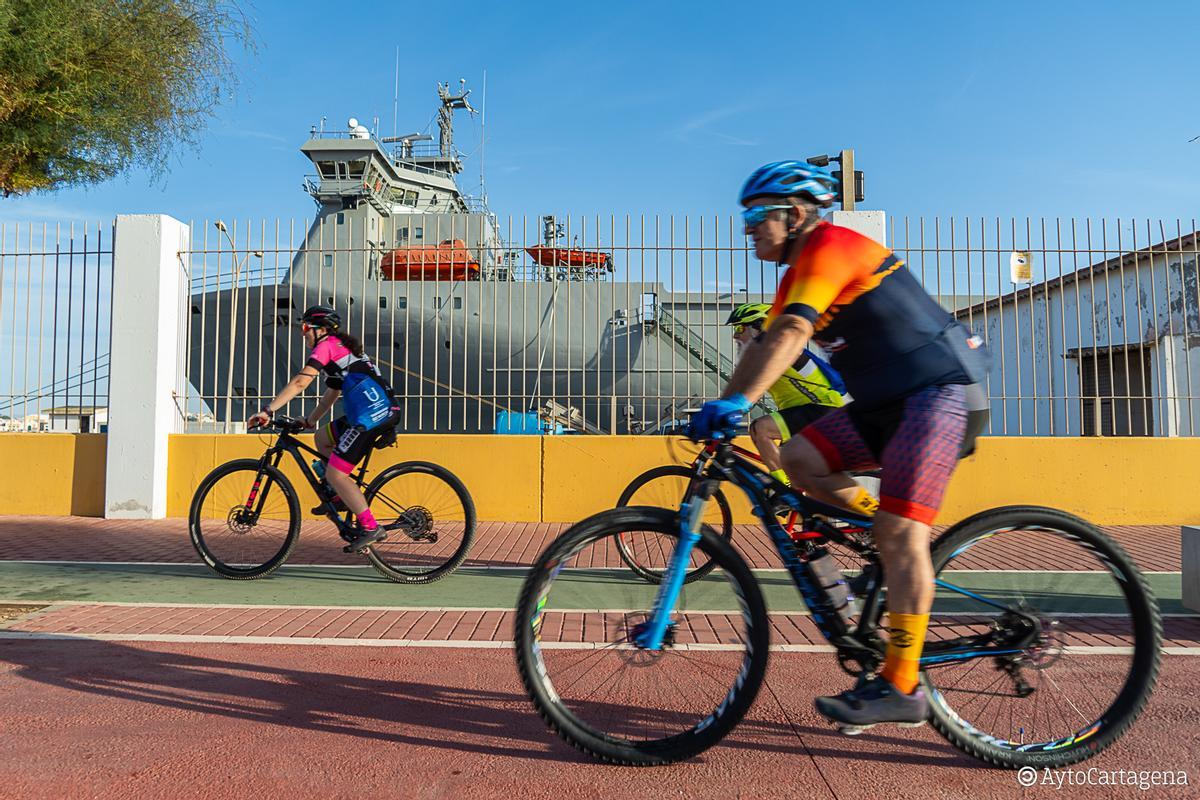 Ciclistas por el Muelle de la Curra