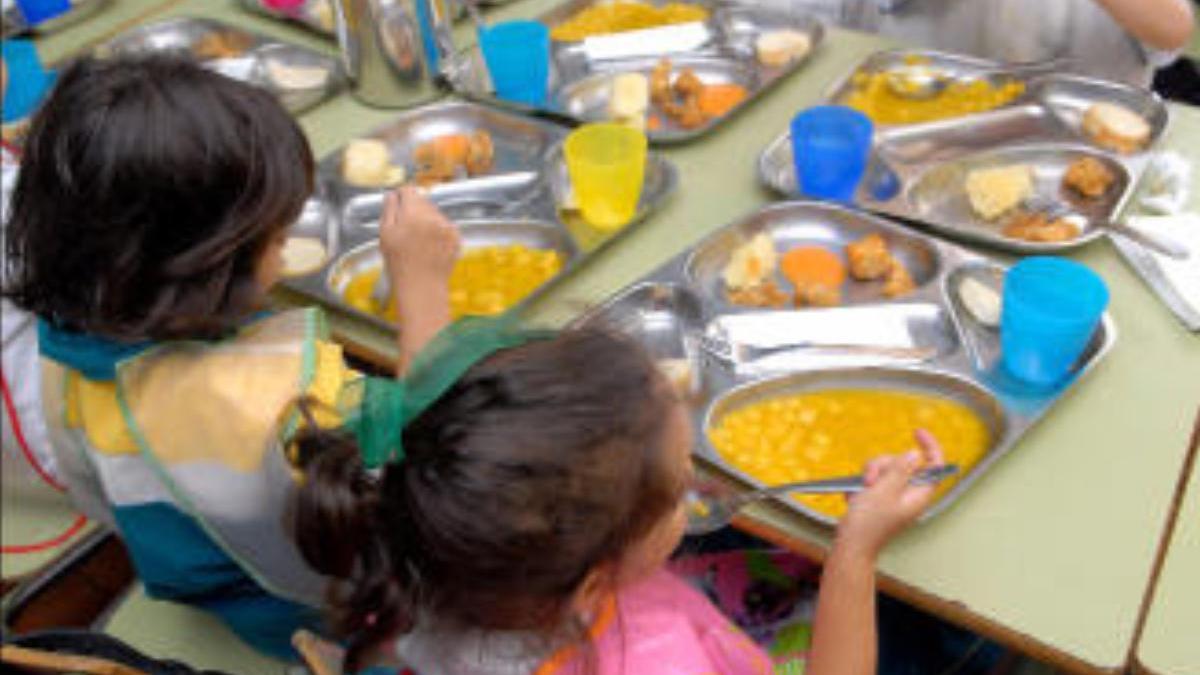 Menores en un comedor escolar