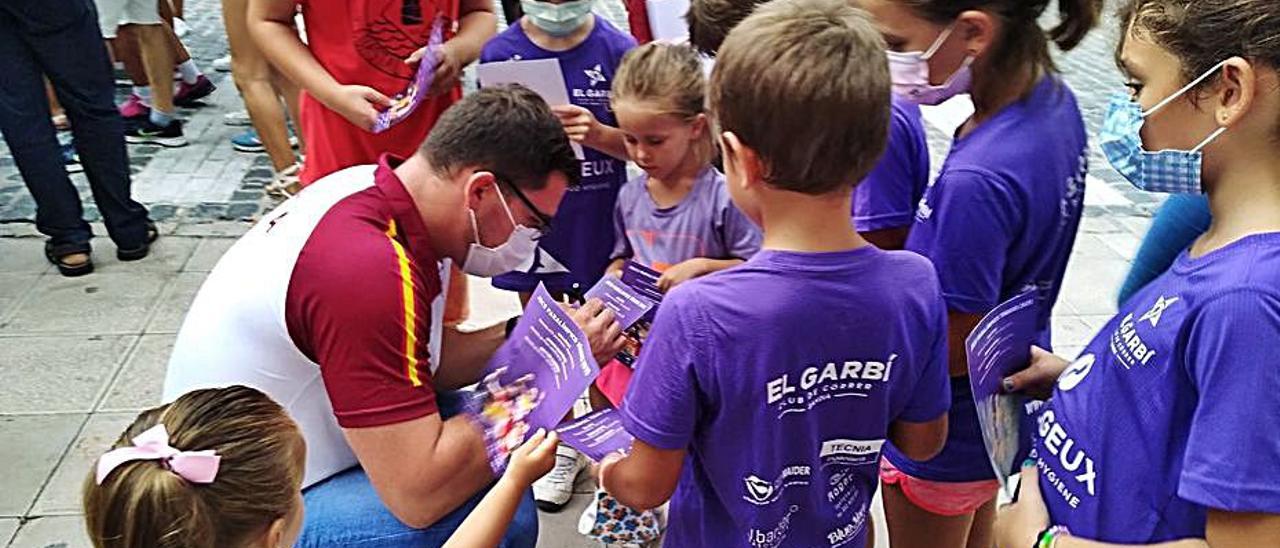 Cuatro momentos del reconocimiento a los paralímpicos del Garbí que tuvo lugar ayer en el ayuntamiento y en la plaza Major de Gandia.               s. t. c.