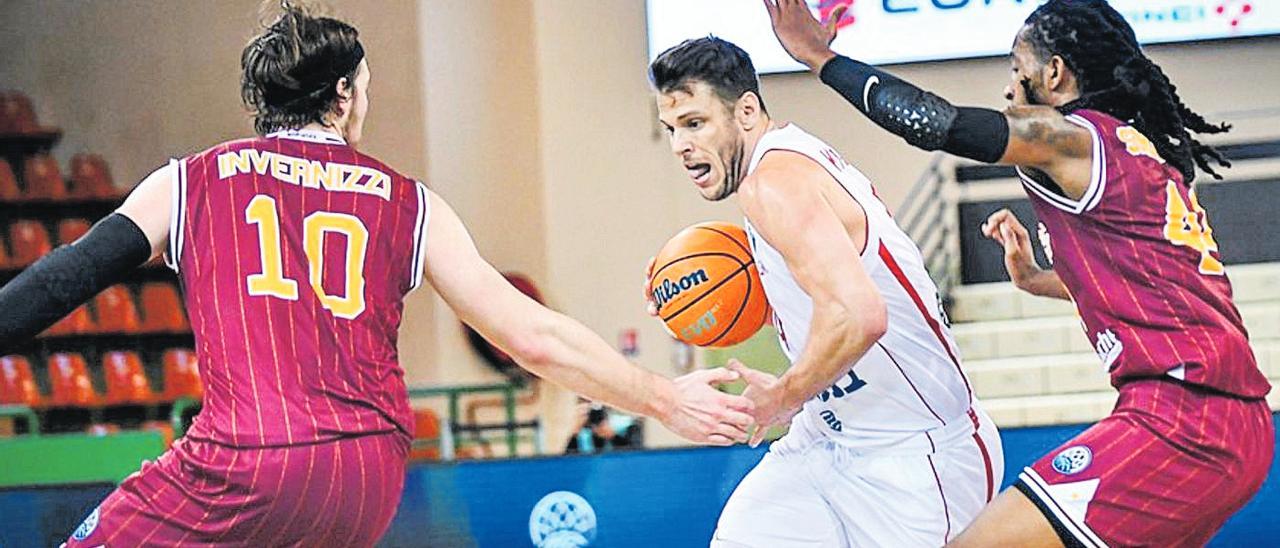 Kramer conduce el balón en un partido del Hapoel Jerusalem ante el Limoges de la pasada temporada.