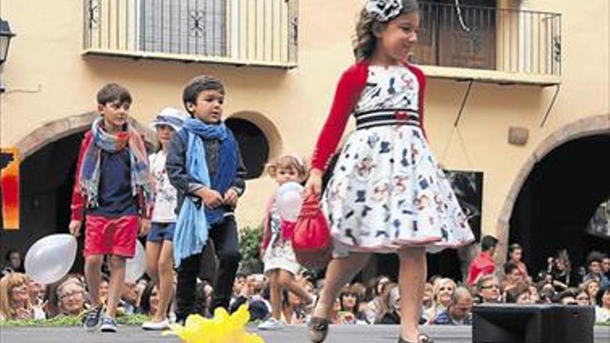 Los comercios de Onda participan en un desfile solidario a beneficio de la oenegé local Karit