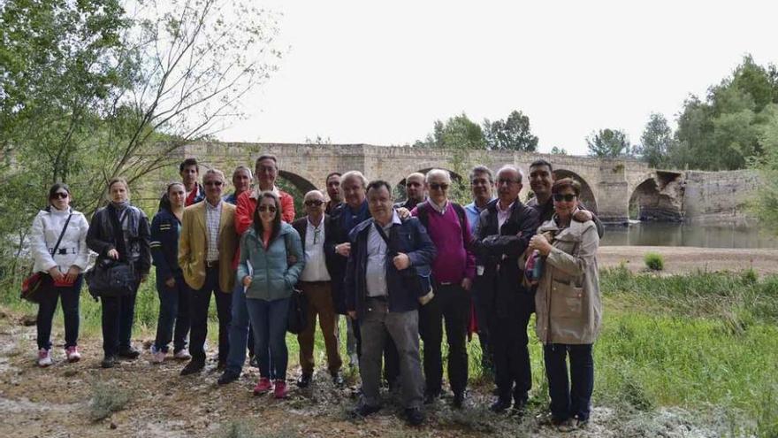 Estudiantes, expertos y miembros de Ledo del Pozo, junto al puente de Castrogonzalo roto, ayer.