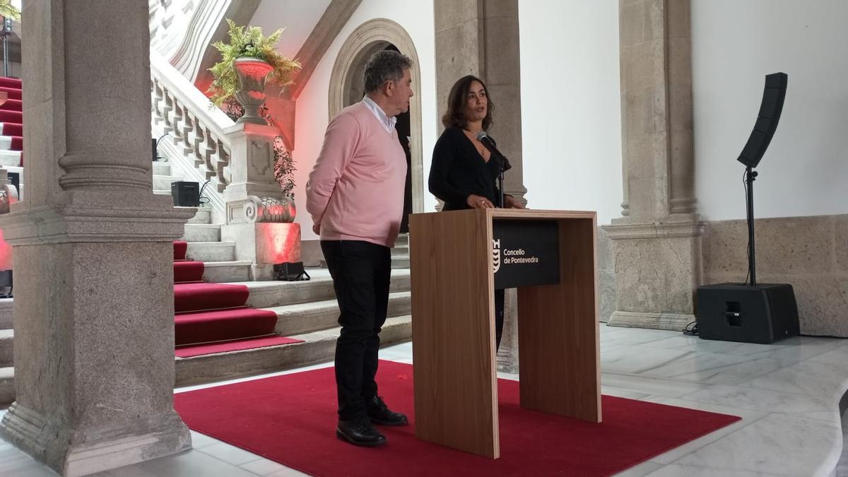 El alcalde y la vicepresidenta de la AIC durante el anuncio de que la gala volverá a Pontevedra, un acto que se celebró en la Casa Consistorial.