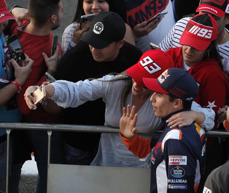 Ambientazo en Cheste | La afición disfruta con el Pit Walk