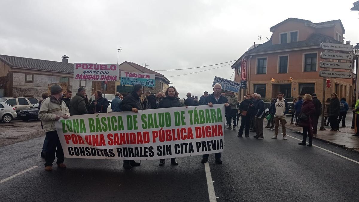 Corte de la carretera N-631 en Tábara en defensa de la Sanidad rural.