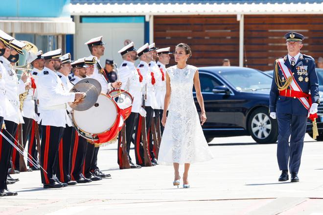 La reina Letizia, con vestido blanco de encaje, en el acto de Entrega de la Bandera Nacional en Cartagena
