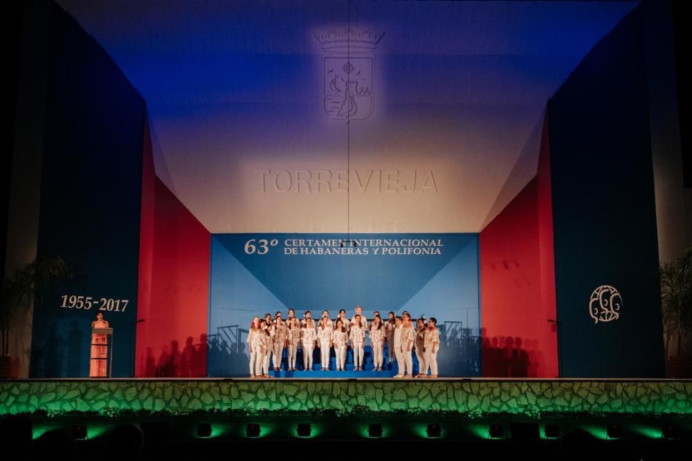 Imagen de la velada de apertura del 63º Certamen Internacional de Habaneras y Polifonía de Torrevieja con la participación del Coro Juvenil de la Escuela Coral Municipal y el Coro Voces Graves de Madr