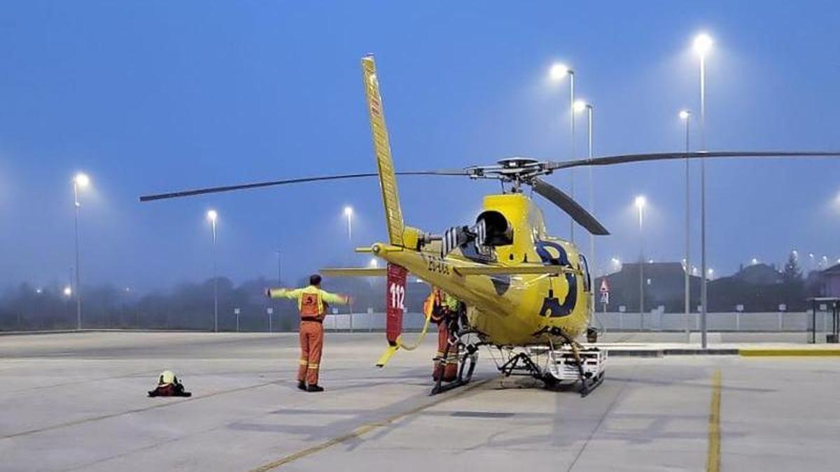 Aterrizaje de un helicóptero del 112 en el parking de Amazon, en Bobes, Siero.