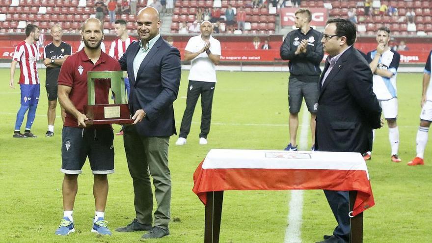 Lora recoge el trofeo del &quot;Villa de Gijón&quot; durante su última edición.