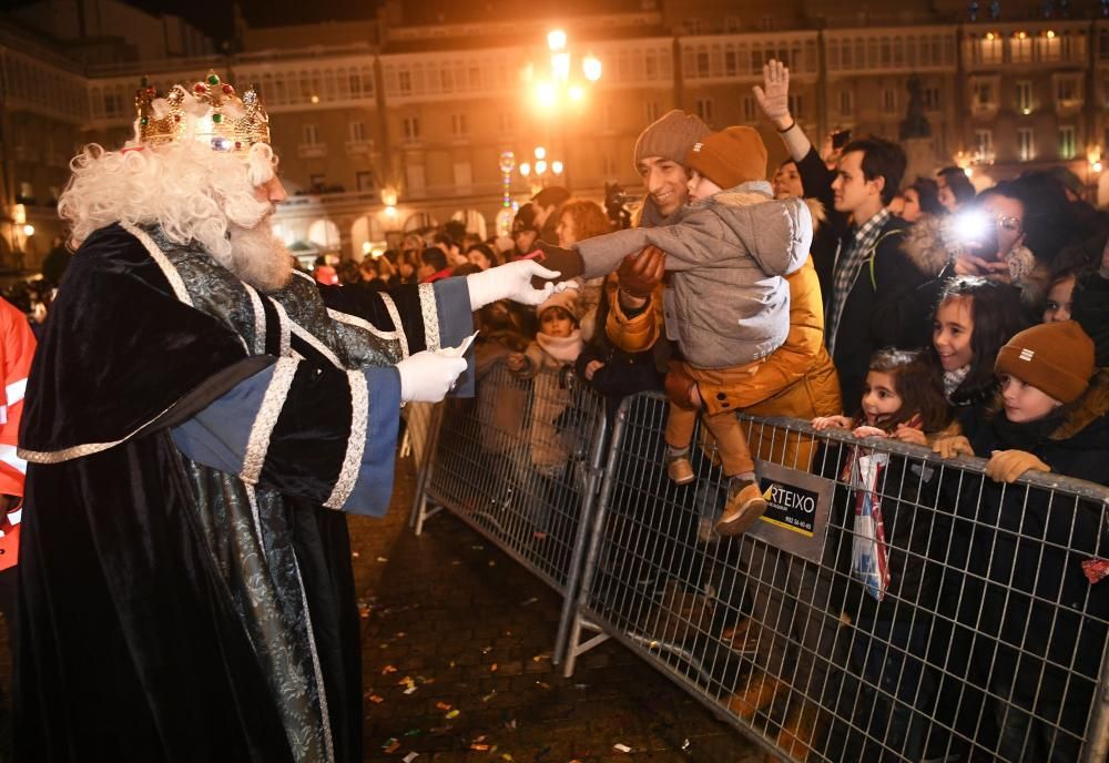 Los Reyes Magos recorren la ciudad desde O Castrillón hasta la plaza de María Pita.