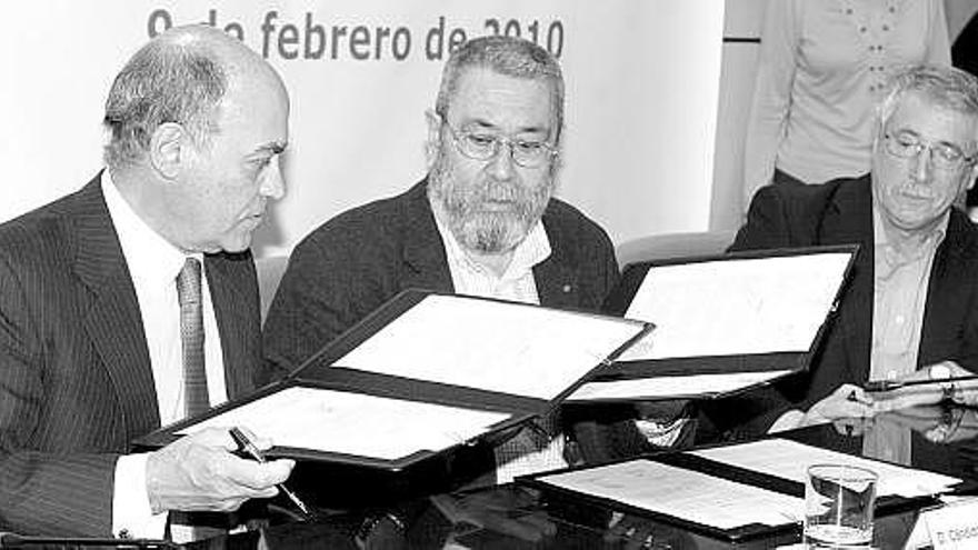 Ferrán (CEOE), Méndez (UGT) y Toxo (CC OO), durante la firma del acuerdo de negociación colectiva, el pasado febrero.