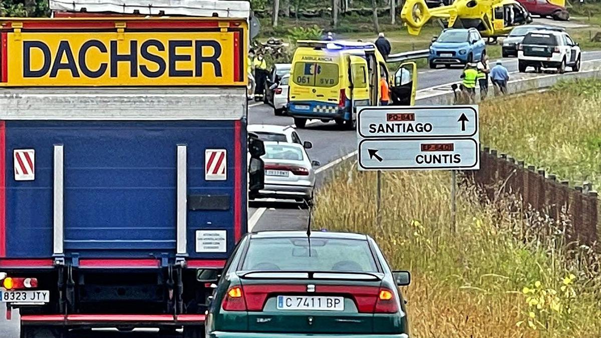 La PO-841 fue escenario de un choque frontal entre dos turismos el pasado viernes en Couso.   | // BERNABÉ