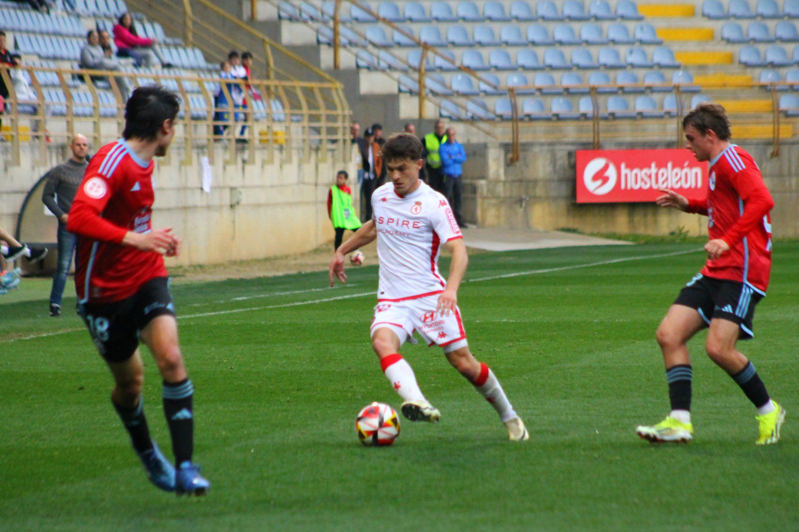 Un momento del partido de ayer en el Reino de León.