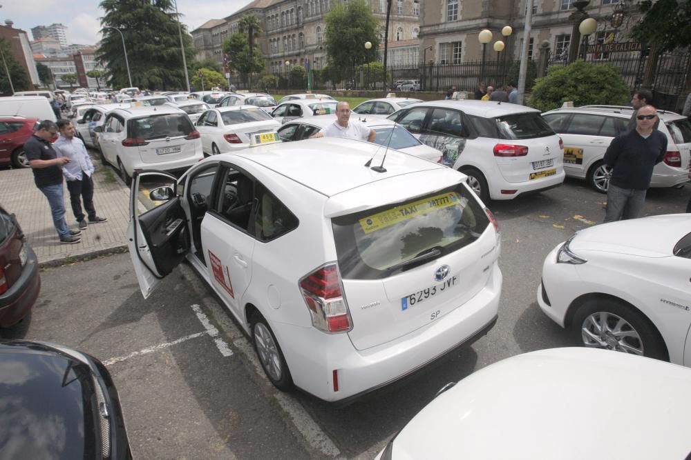 Los taxistas 'toman' la Xunta contra Uber y Cabify