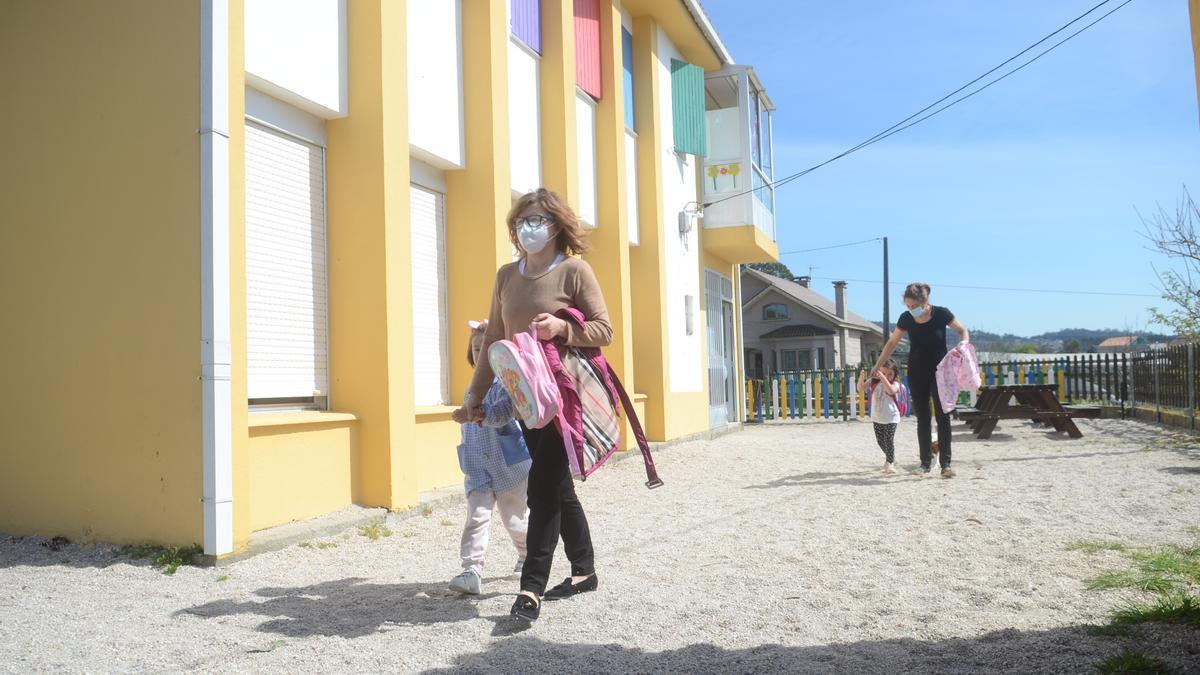 Salida ayer de la escuela unitaria de Aralde-Sobrán.