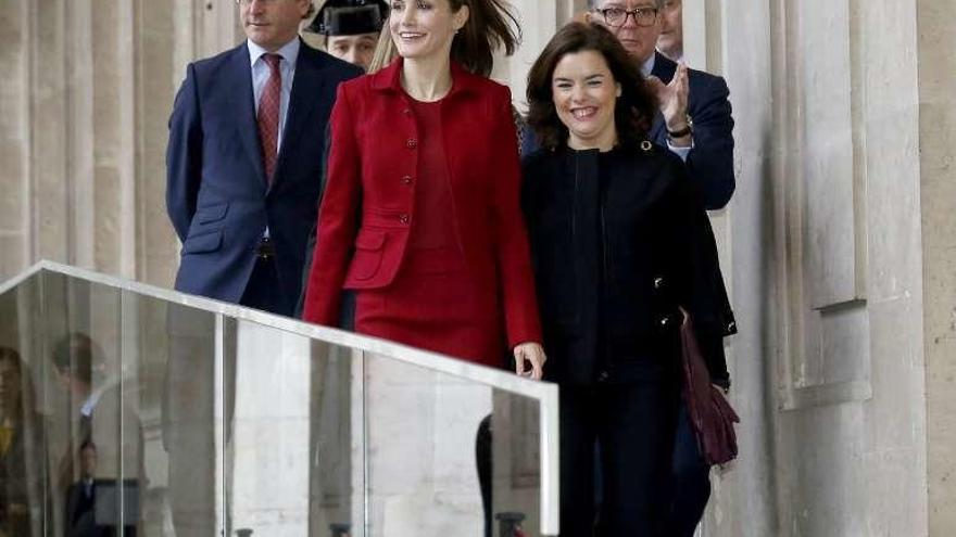 La reina Letizia, Sáenz de Santamaría y Alonso, ayer.