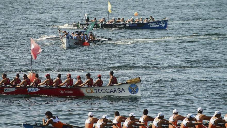 Varias traineras, ayer, durante la prueba de la Liga Gallega que se celebró en aguas de Bueu. // G.N.