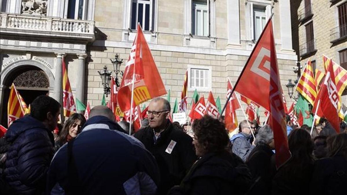 Manifestación de funcionarios en la plaza de Sant Jaume.