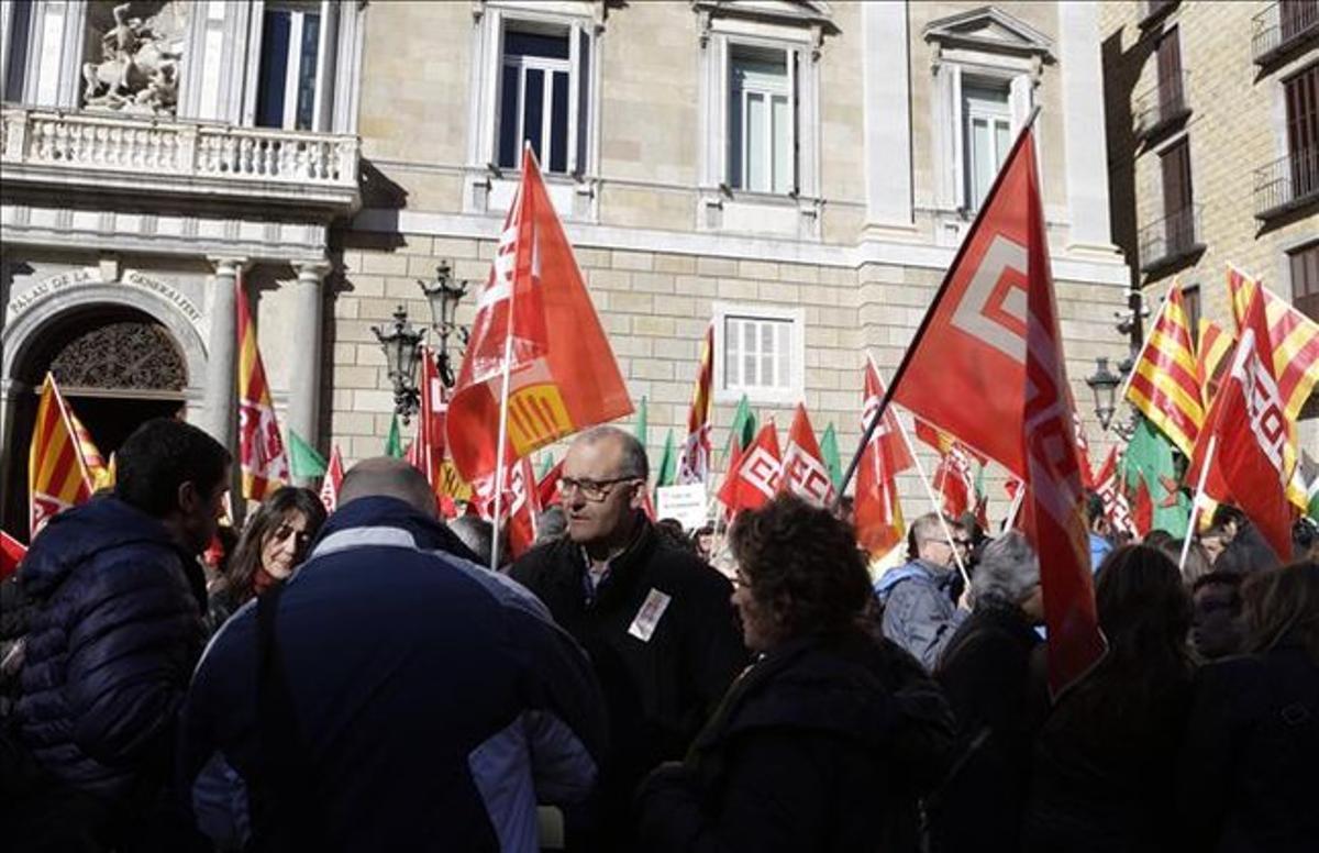 Manifestació de funcionaris a la plaça de Sant Jaume. Manifestació de funcionaris a la plaça de Sant Jaume.