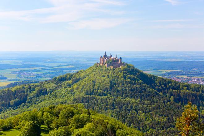 Castillo de Hohenzollern en lo alto de una montaña en la Selva Negra alemana