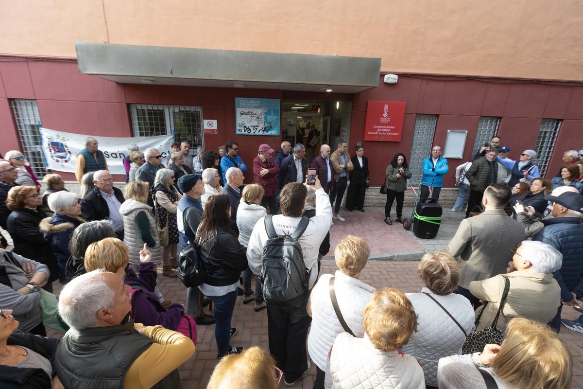 Los vecinos de San Gabriel se concentran por la falta de médicos