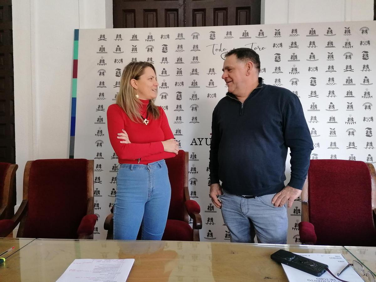 María Velasco y José Lorenzo Sevillano dialogan tras presentar el balance de gestión.