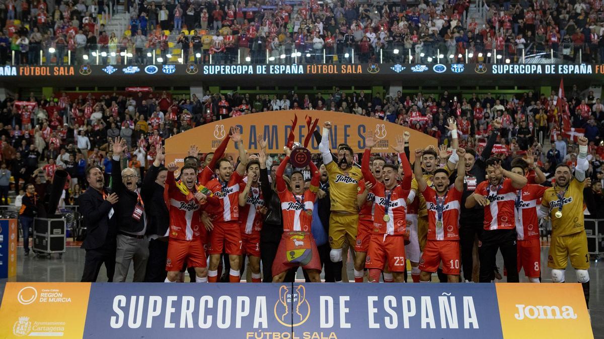 La plantilla del Jimbee Cartagena, celebrando la Supercopa de España de 2025