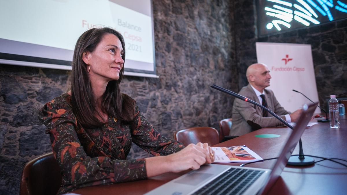 El responsable de Relaciones Corporativas de Cepsa en Andalucía y Canarias, Jesús Velasco, y la responsable de Fundación Cepsa en Canarias, Belén Machado