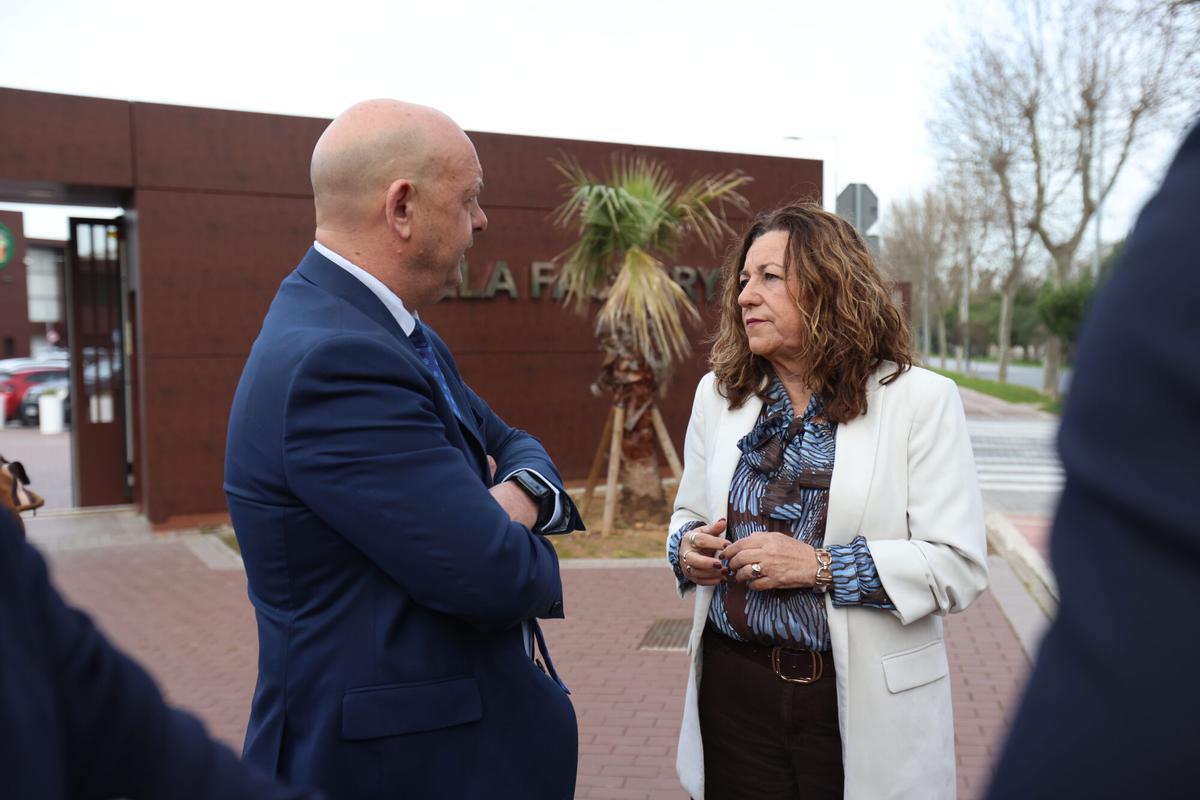 La consejera de Desarrollo Educativo y Formación Profesional, María del Carmen Castillo, y el alcade de Dos Hermanas, Francisco Rodríguez García, en la presentación del proyecto de la obra para la finalización del nuevo instituto público.