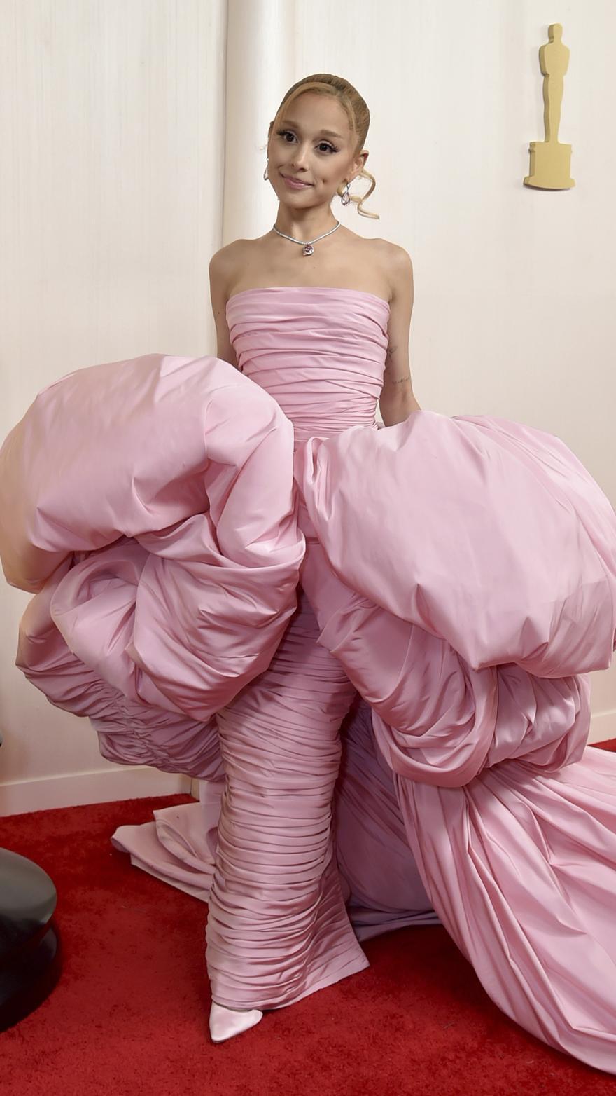 Ariana Grande, de Giambattista Valli, en la alfombra roja de los Premios Oscar 2024.