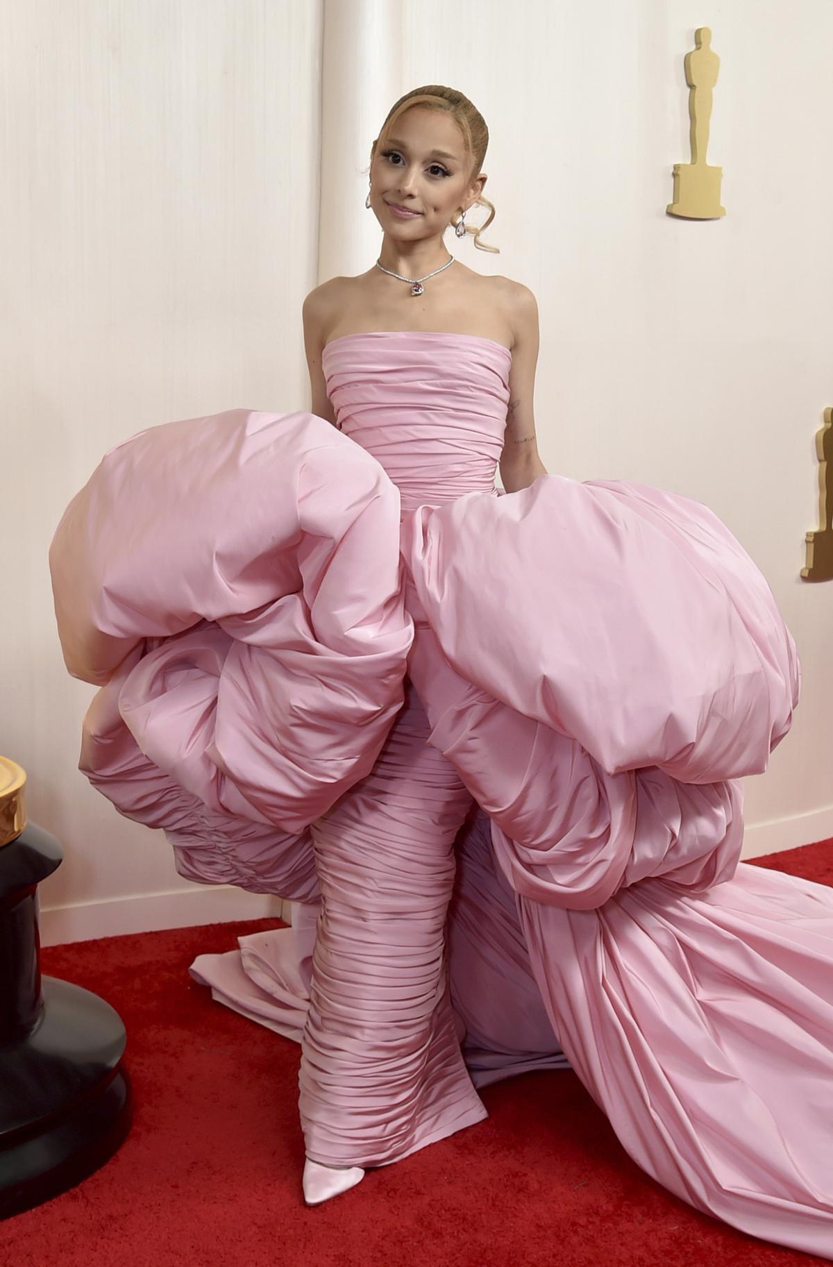 Ariana Grande, de Giambattista Valli, en la alfombra roja de los Premios Oscar 2024.