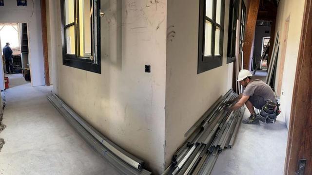 Operarios, trabajando en la reforma interior del edificio de Vicasa para su conversión en albergue turístico. | JUAN PLAZA