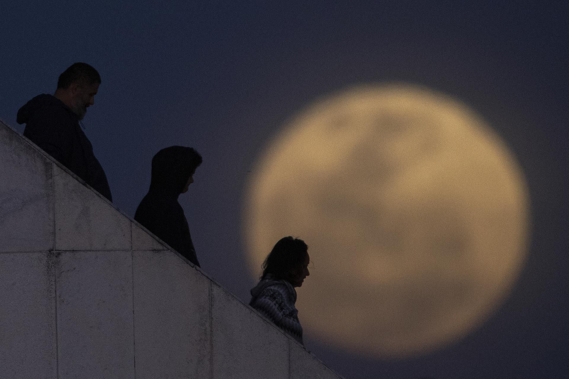 Las imágenes más espectaculares de la Superluna de Ciervo del 2022