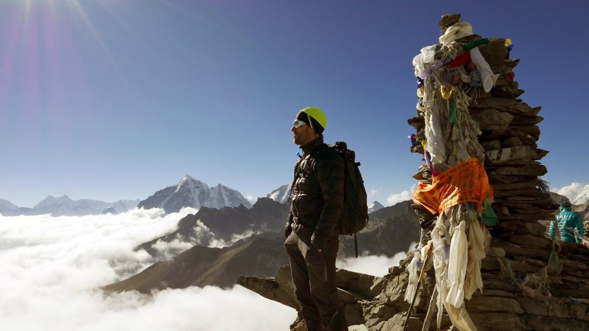 Sergi Mingote contemplando el Himalaya desde la cara sur del Lhotse, en 2017