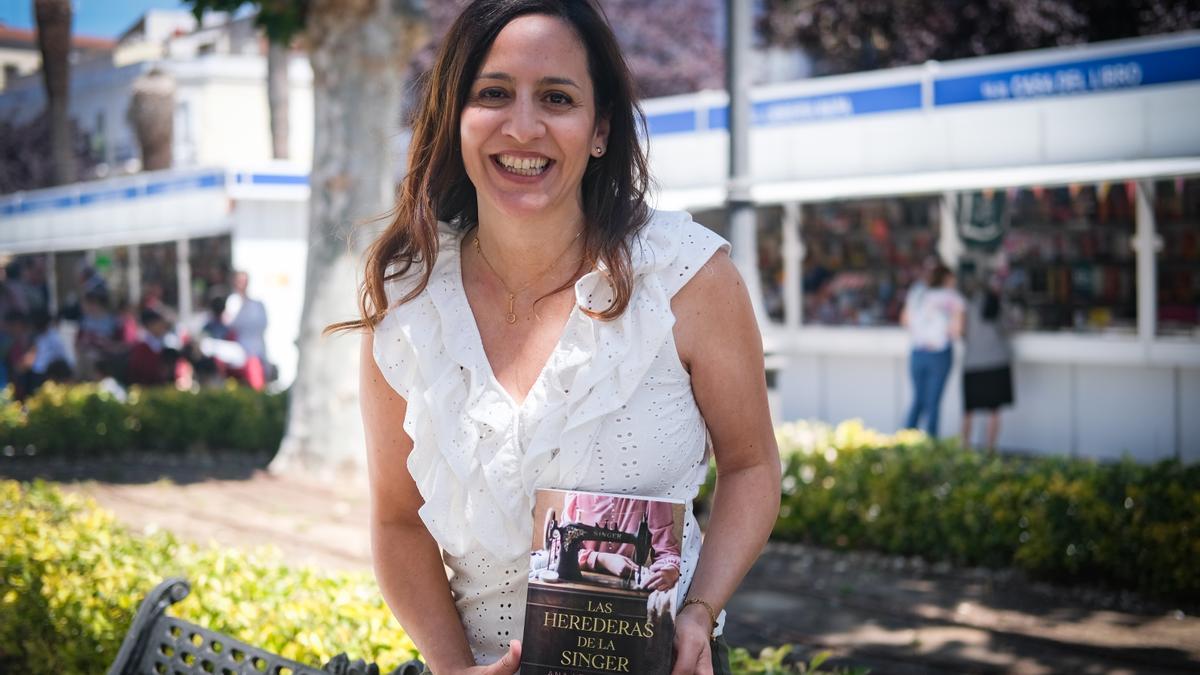 Ana Lena, ayer, en la Feria del Libro de Badajoz con su última novela.