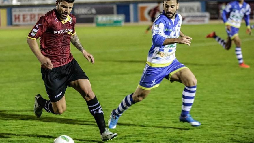 El caudalista Braulio controla el balón durante el partido ante la Arandina.